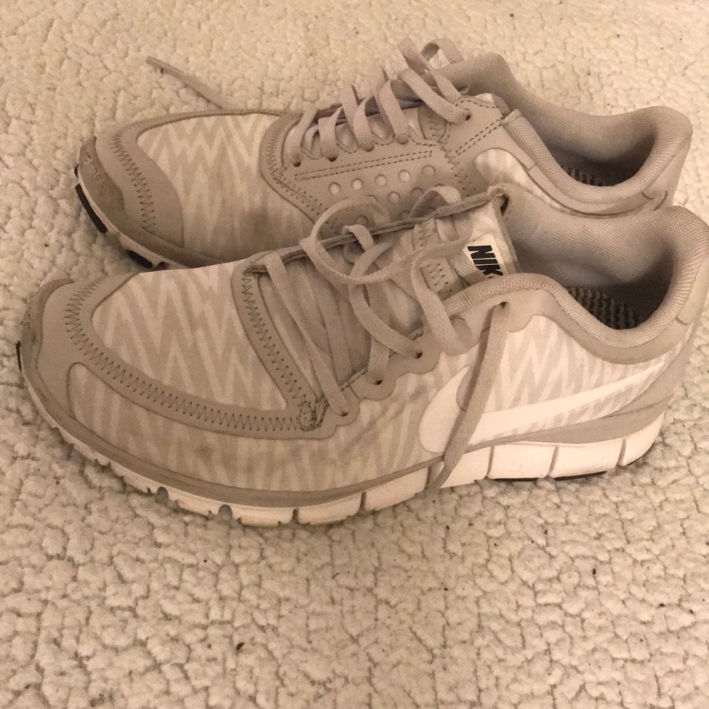 ✨White Nike Sneakers - Picture 2 of 4